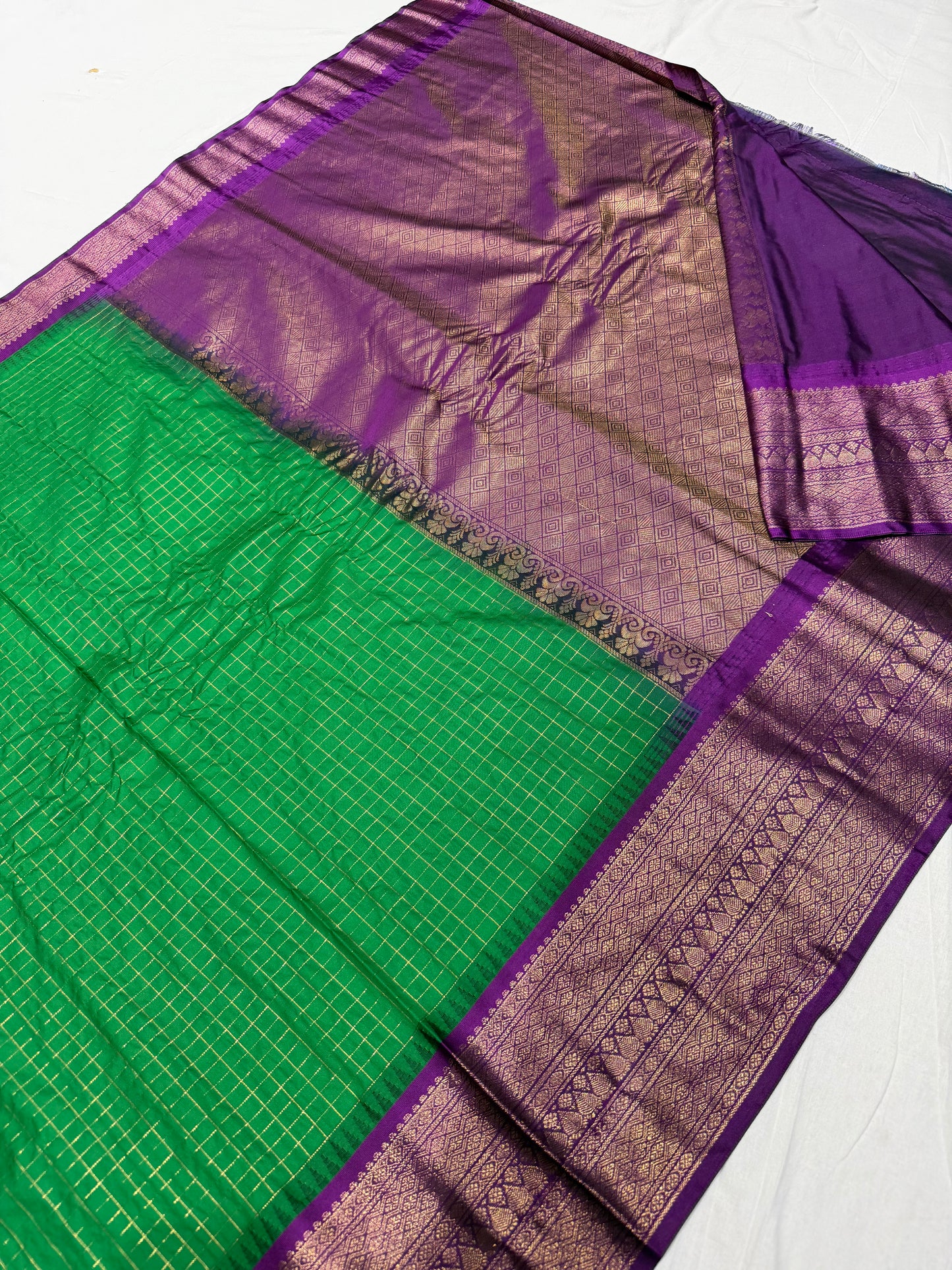 Graceful Semi Gadwal Pattu Saree with Checks Pattern & Contrast Kanchi Border
