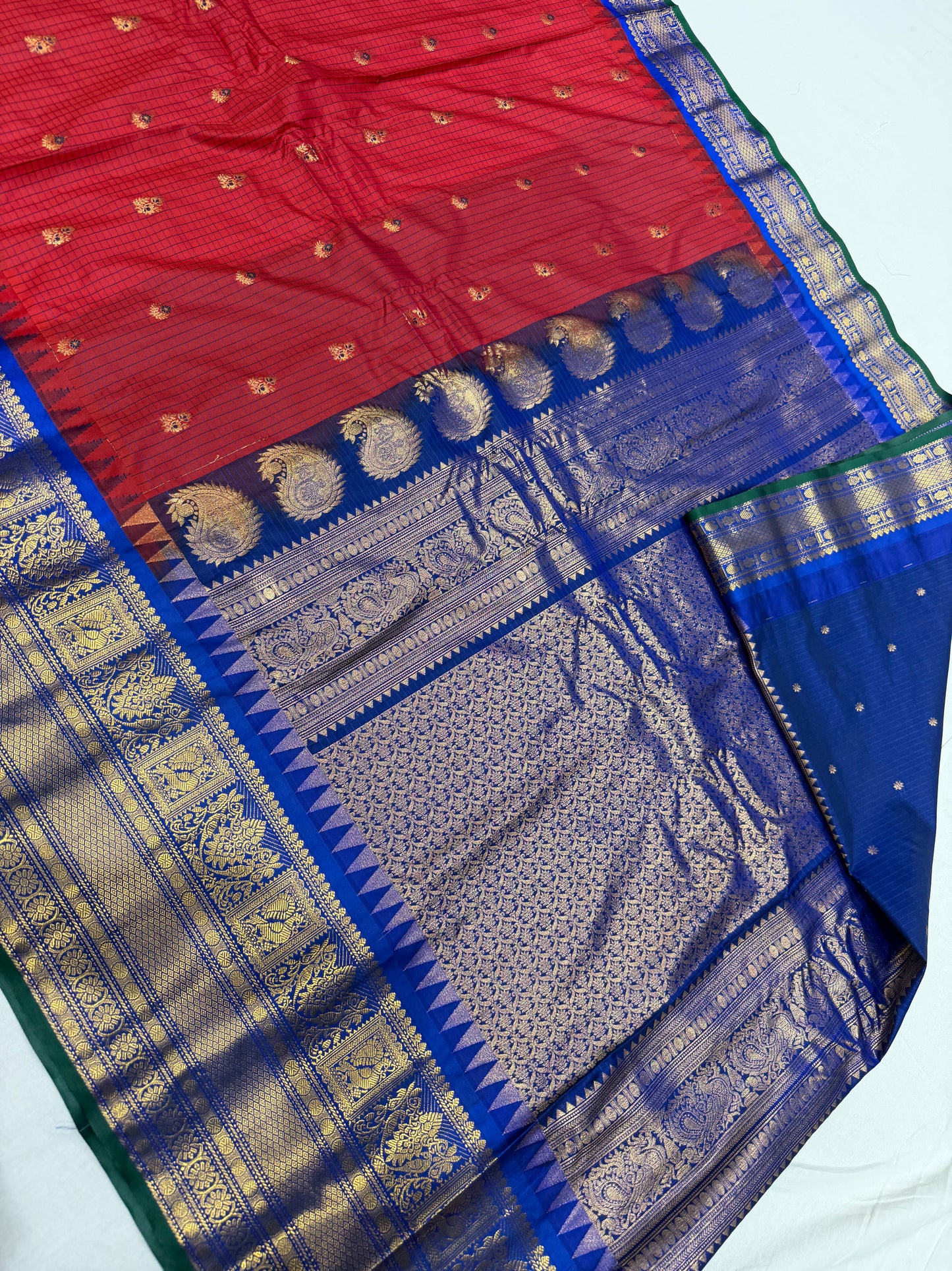 Graceful Semi Gadwal Pattu Saree with Checks Pattern & Contrast Kanchi Border
